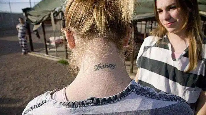 现代的技术虽然可以洗纹身,但是多数都会留下疤痕,因此但凡有了纹身