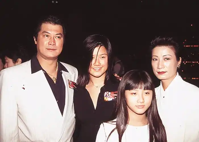 邓光荣妻子罕露面,保养得宜气质高雅出众,将2个女儿培养成学霸