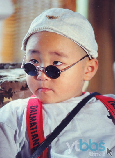 释小龙,本名陈小龙,1988年出生1993年,与林志颖合拍了第一部影片