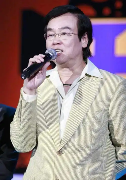 74岁才子黄百鸣近况,肚子发福但状态超好,直言想登台太心酸