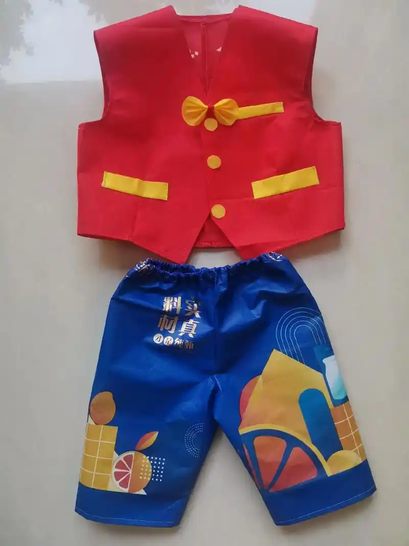 废物利用,给俩小外甥用手提袋一人制作一身走秀衣服#环保服装 - 抖音