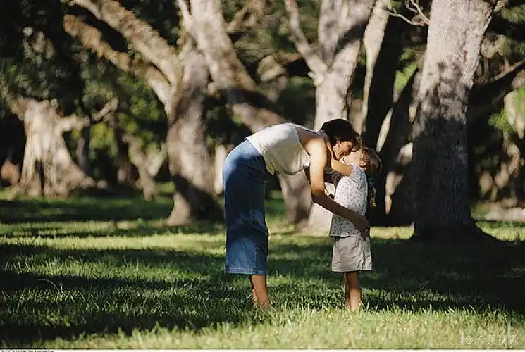 母亲_吻_女儿_户外_图片大全—全景创意图库(quanjing.