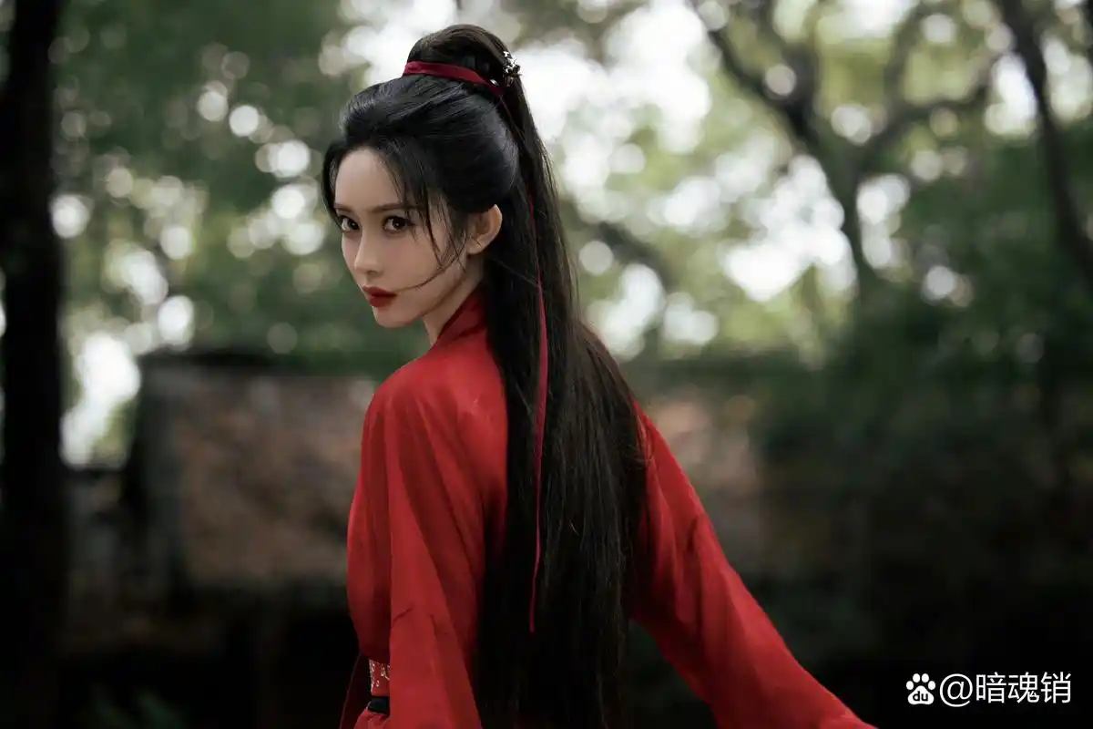 孟子义今日份古风写真图,一袭红色古装造型搭配高马尾披发造型,好凌厉