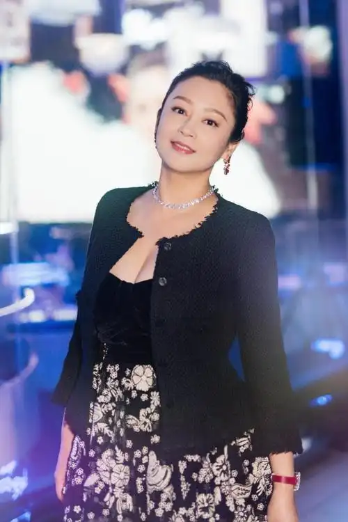 50岁陈红风韵犹存,时隔多年复出依旧惊艳,岁月从不败美人!