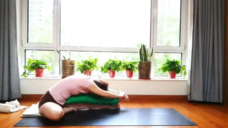 单腿头碰膝,每侧2分钟