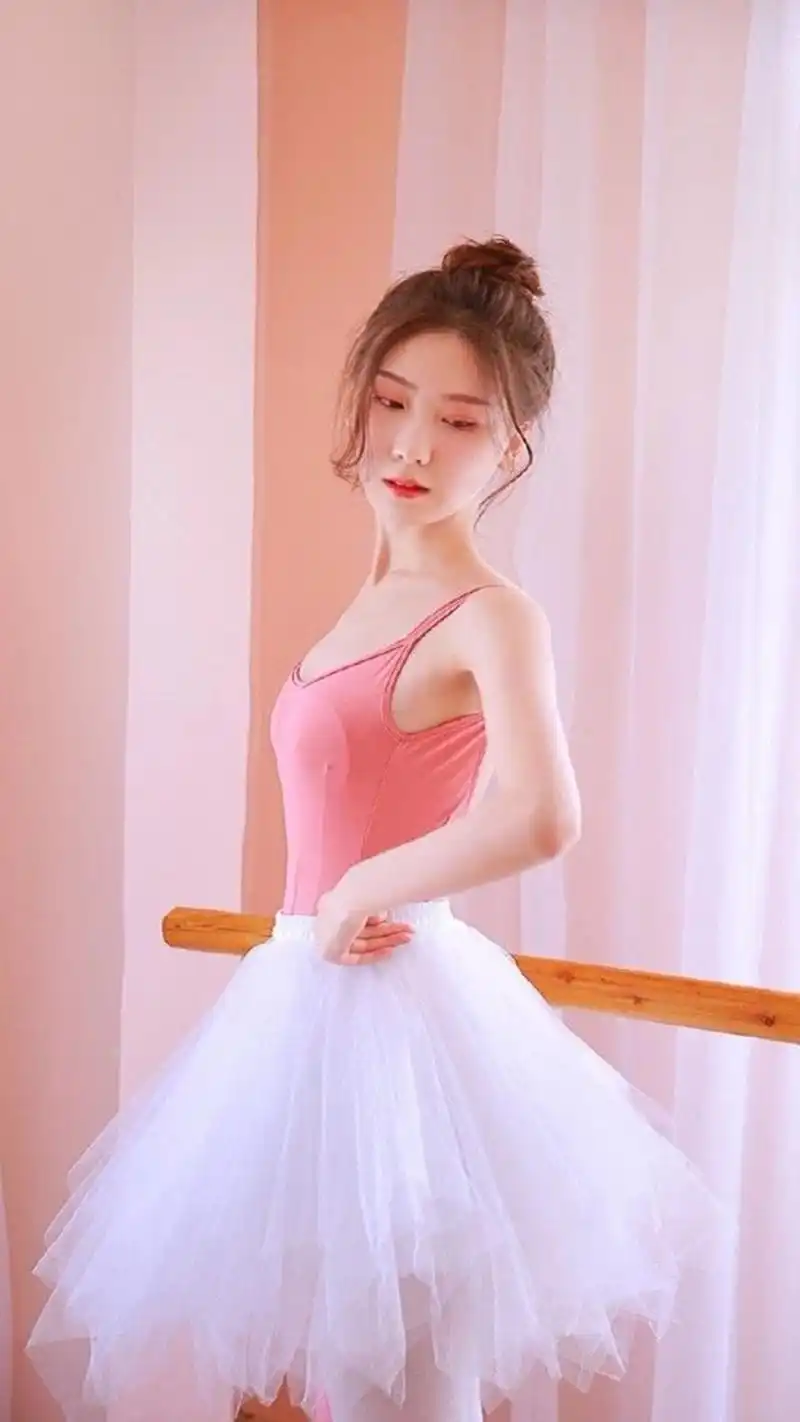 粉红舞蹈美女写真手机壁纸