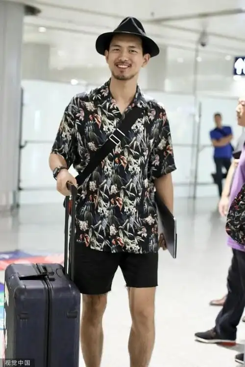 "韩商言"李现穿花衬衫走海岛度假风 留胡子小男友秒变帅型男