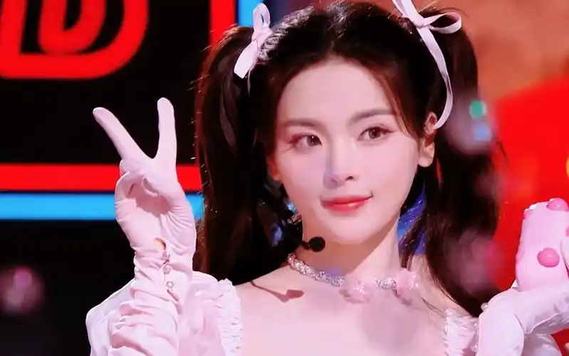 【杨超越】我女看得我心软软(*ˉ︶ˉ*) 蹦蹦跳跳的太可爱了!