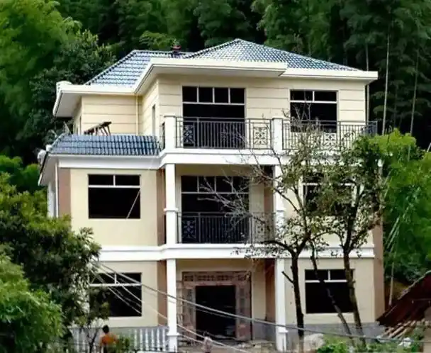 攒了30多万的存款 回老家盖了栋三层小洋楼 村里老乡们羡慕的很