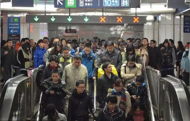 你见过这样的地铁吗北京为了上班族挤地铁也是拼了
