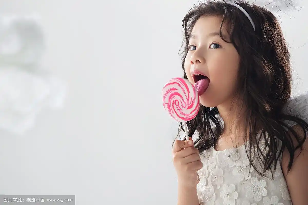 吃棒棒糖的可爱小女孩