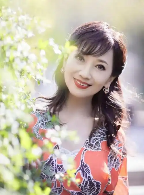 52岁俞飞鸿温婉大气,皮肤细嫩如少女!活得好的女人都注重这件事