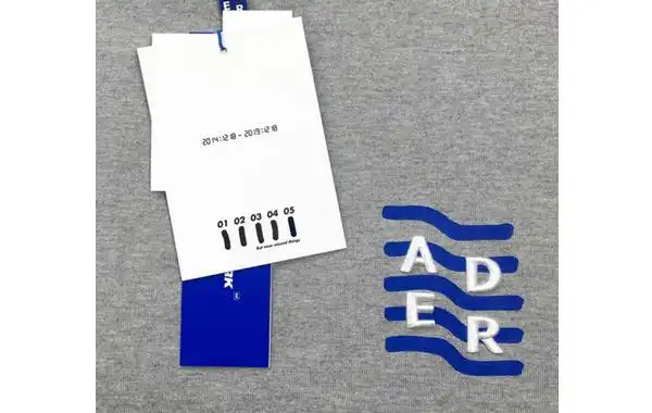 ader error 五周年纪念别注单品的袖口部分,以品牌标志性蓝,白双色