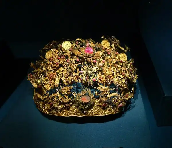 塔罗占卜:假如你是唐朝公主,你会选择哪个凤冠,测你驸马有多帅