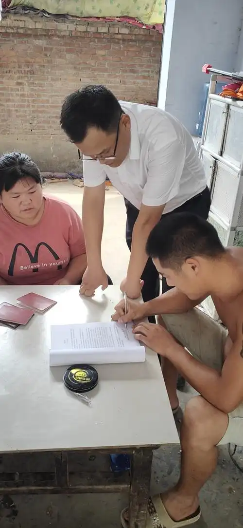 王经理指引客户签合同.