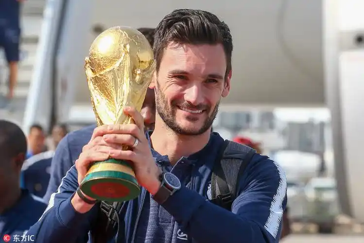 法国国家队回国结束世界杯征程 洛里斯机场高举奖杯球员拍照忙不停