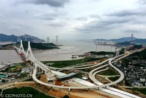 6月25日拍摄的宁波舟山港主通道富翅门大桥出口的岑港收费站.