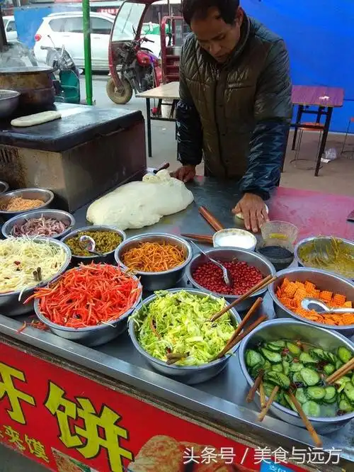 夹馍的菜摆了这么多,喜欢吃啥菜,自己夹.