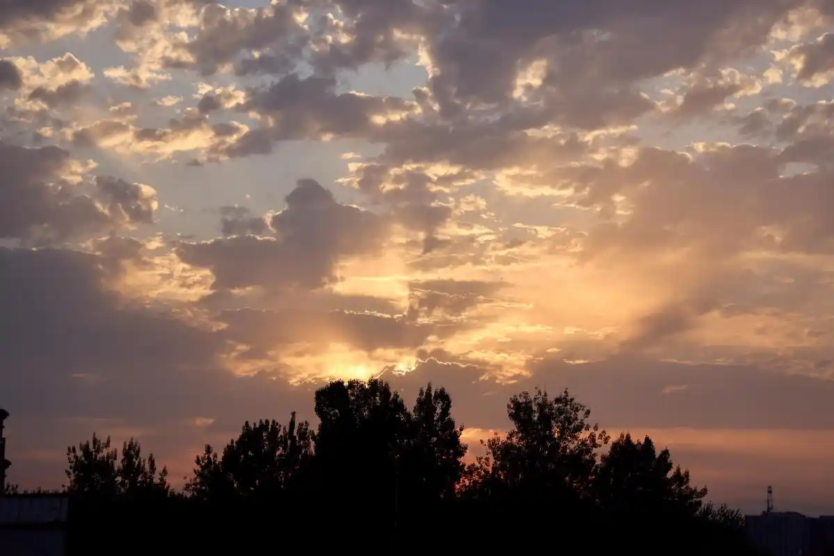 端午后的第一工作日,北京天空霞光万丈