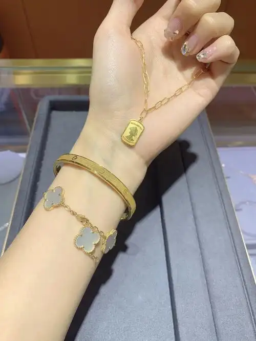 打卡爆款卡地亚黄金手镯