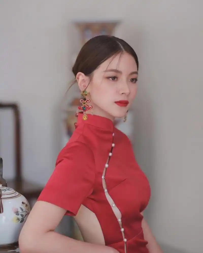 泰国女星"小水"平采娜福利图赏 穿高开叉旗袍美艳十足!#我们都爱聊八