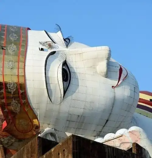 世界最"渗人"的佛像,面部怪异眼神空洞,游客晚上不敢与其对视