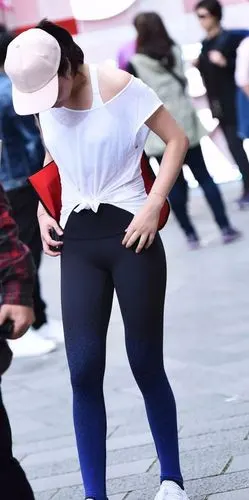 时尚街拍浅蓝色紧身裤运动型少女