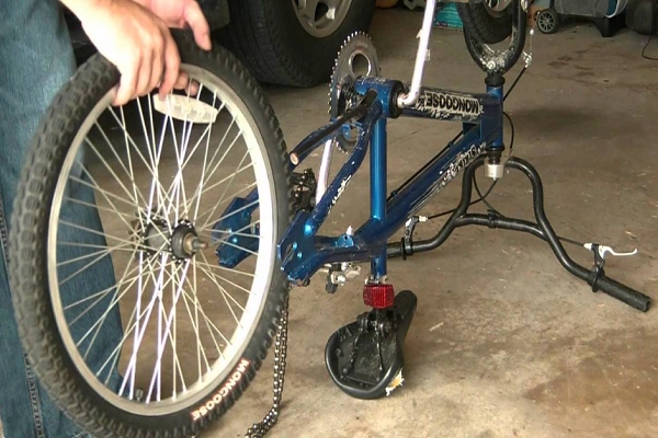 自行车后轮左右晃动怎么修