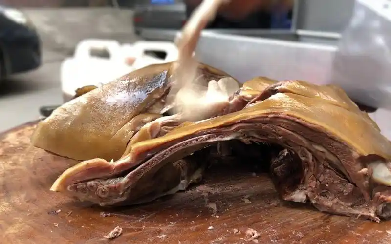 卖20多年狗肉的湛江大叔狗针狗做不了白切狗全身红黑黑的