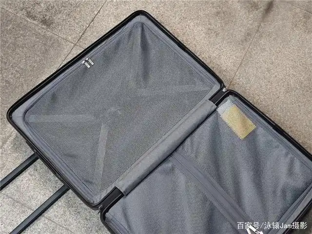 在行李箱内部分为两个收纳区域,两边都有分隔层,可以满足不同的收纳