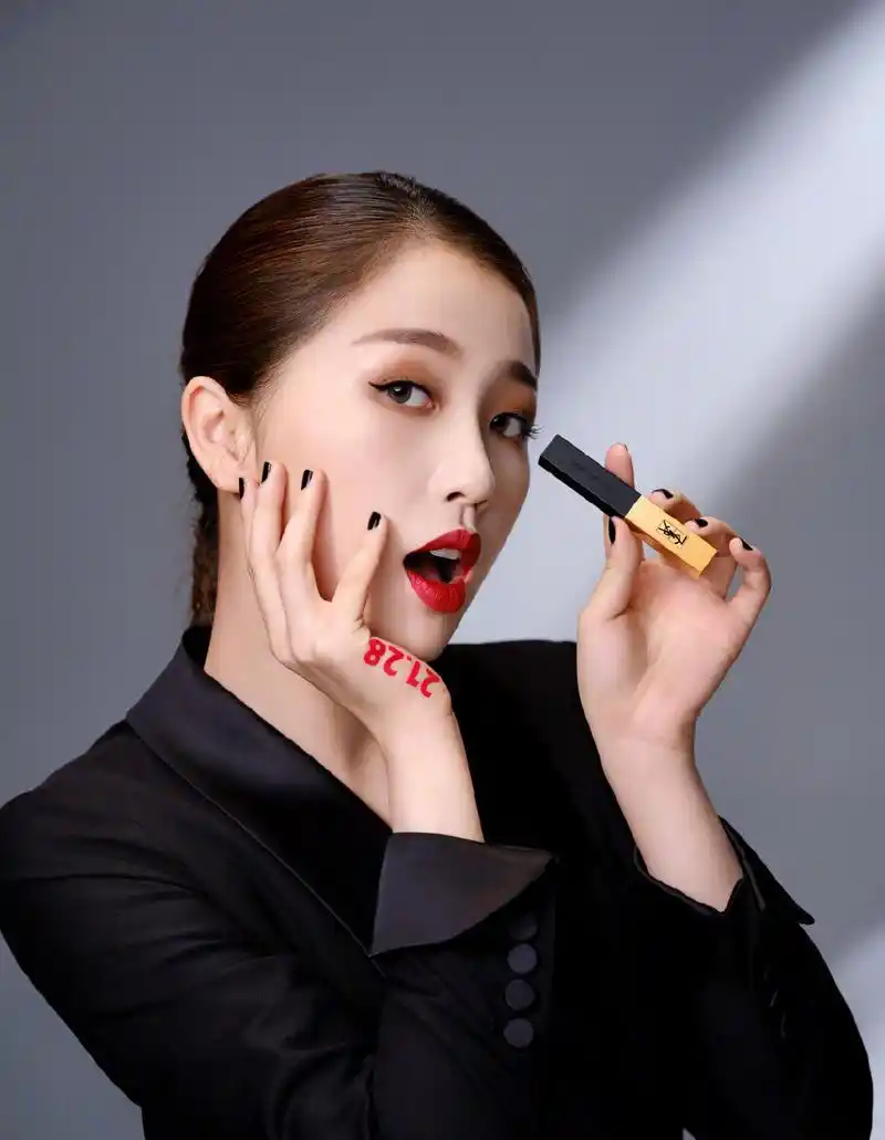 虞书欣剪短发后气场全开,穿金色衬衫配皮质超短裤,霸气得像女王