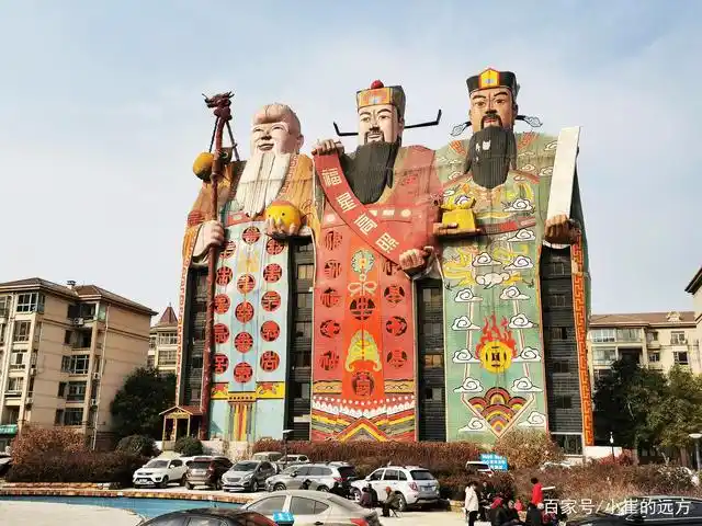 驱车6公里,来到天子庄园,以为一进门就能看见,结果四处寻觅未见踪影