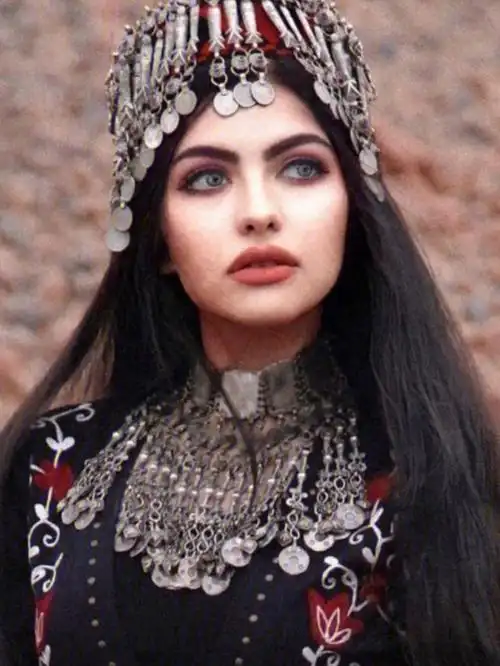 伊拉克等国境内…今天同大家分享【来自阿富汗的波斯民族服饰和波斯