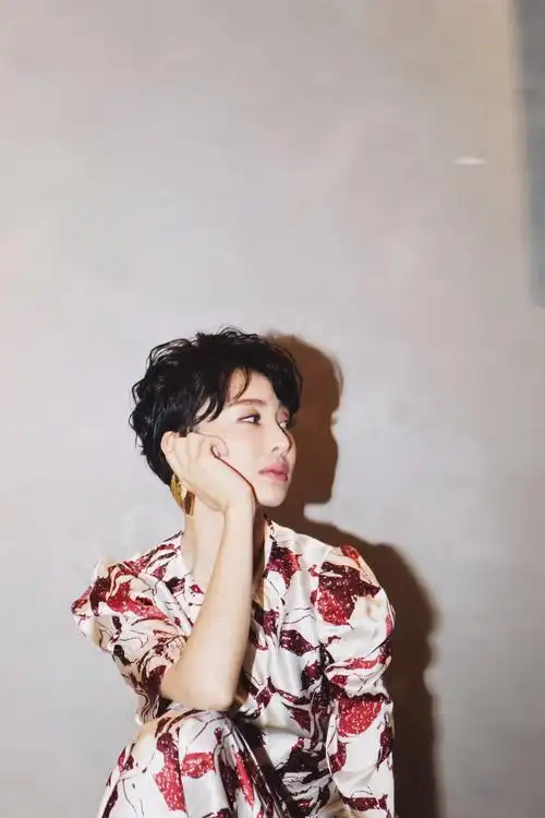 吴晓敏现身时尚先生盛典印花裙帅气新解读