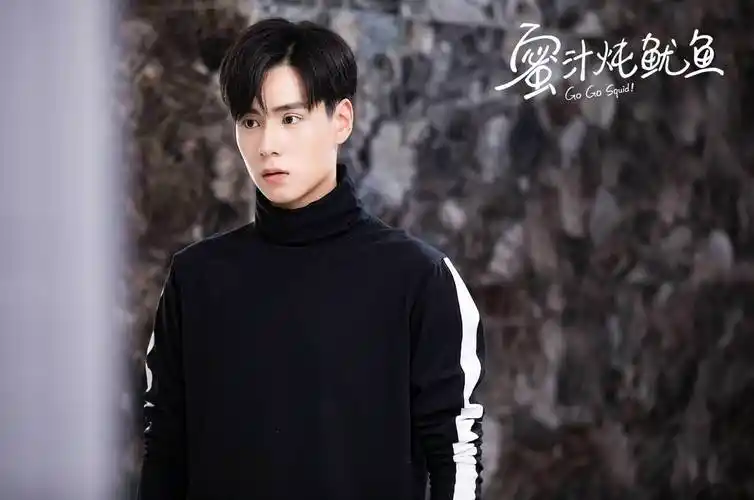 [胡一天][新闻]180718 胡一天《蜜汁炖鱿鱼》正式杀青 期待独一无二的