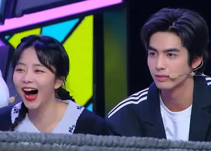 谭松韵和宋威龙录制节目,看到两人同框的画面,想说:还挺甜