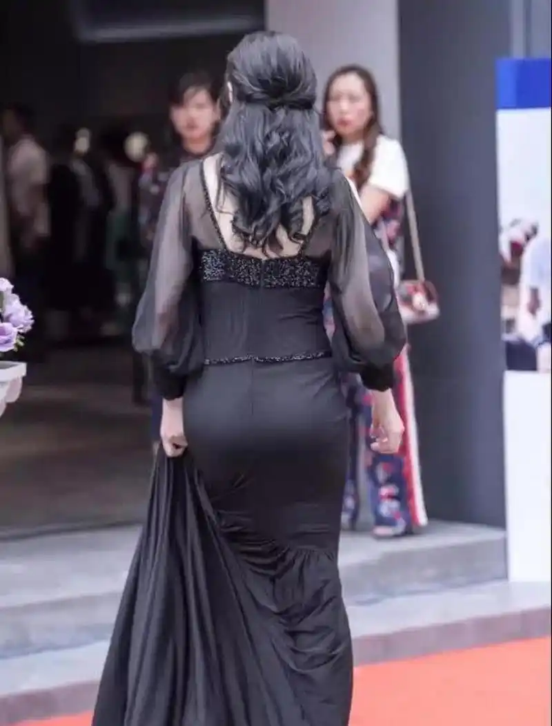 街拍:穿黑色吊带晚礼服的性感成熟美妇,优雅的贵妇气质太冷艳!