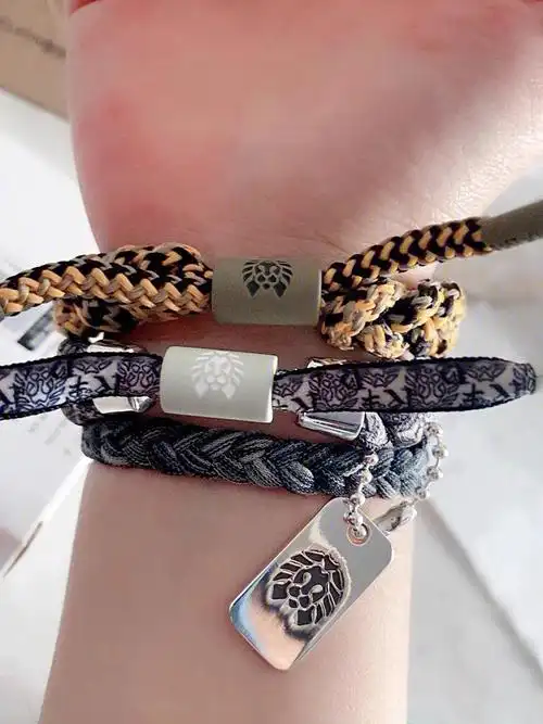 细节对比华丽限定小狮子手链