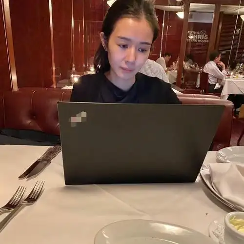 30岁港姐麦明诗转行当律师素颜吃泡面显憔悴曾工作到凌晨三点