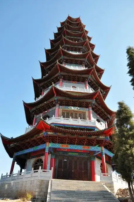 未完工的宝塔,已经成为个旧的地标.周末,市民不少登山休闲.