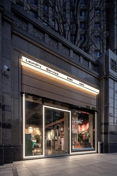 项目门店外观,门头夜间的灯光与材质相结合的效果,一部分设计灵感来自