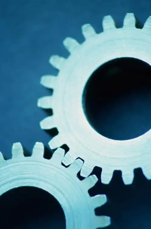 咬合在一起的金色齿轮