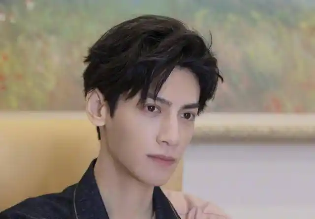 罗云熙黑衣配银发,上演绝美侧脸杀,被赞为"古装第一美男"_感觉_游戏