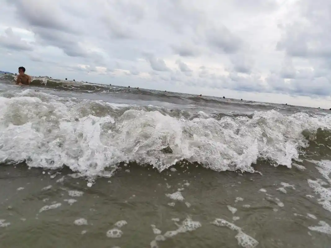 定格海浪的瞬间 海中的浪花虽然雄伟,但是它始终是由柔软的海水 - 抖