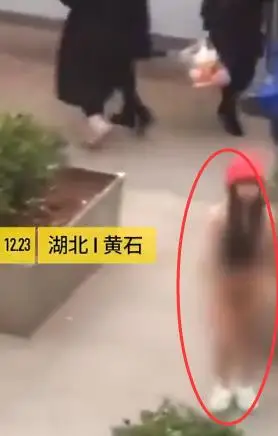 湖北黄石一女子当街脱衣服全裸跳舞路人围观