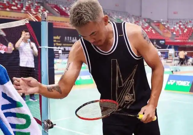 能够明显看到,林丹的身材仍然保持得非常好,作为"双圈大满贯"大满贯