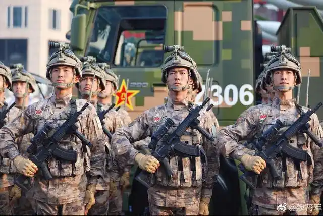 官宣海军陆战队换装:穿上星空迷彩的海军战士,太帅气了