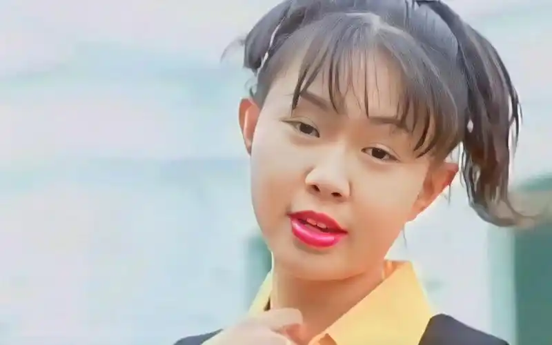 俏皮可爱 甜美动人的卓依婷