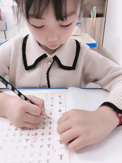 坐姿端正,握笔正确,在练字的过程中,都养成了良好的写字习惯.