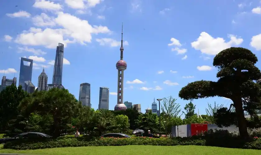 东方明珠广播电视塔:是上海的标志性文化景观之一